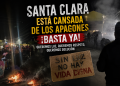 Moradores del sector Santa Clara protestan con neumáticos incendiados en la carretera que comunica San José de Ocoa con Sabana Larga para exigir el restablecimiento del servicio eléctrico.