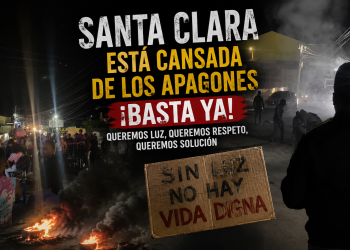 Moradores del sector Santa Clara protestan con neumáticos incendiados en la carretera que comunica San José de Ocoa con Sabana Larga para exigir el restablecimiento del servicio eléctrico.