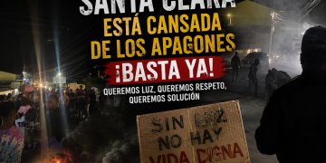 Moradores del sector Santa Clara protestan con neumáticos incendiados en la carretera que comunica San José de Ocoa con Sabana Larga para exigir el restablecimiento del servicio eléctrico.
