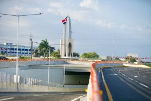 El presidente destaca que la obra fue financiada con los recursos obtenidos tras la renegociación del contrato de concesión con Aeropuertos Dominicanos Siglo XXI (AERODOM), una decisión que, afirmó, hoy se traduce en infraestructura estratégica para el desarrollo nacional