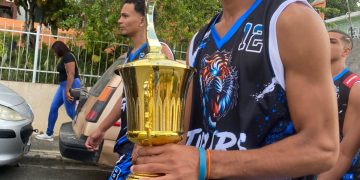 Jugadores de los equipos Tigers, Panthers, Estrellas y Atlético Village participan en la ceremonia inaugural del VI Torneo Distrital de Baloncesto La Ciénaga 2026, donde se disputa la Copa La Rubia en un evento dedicado al senador Aneudy Ortiz y avalado por ABOCOA y FEDOMBAL.
