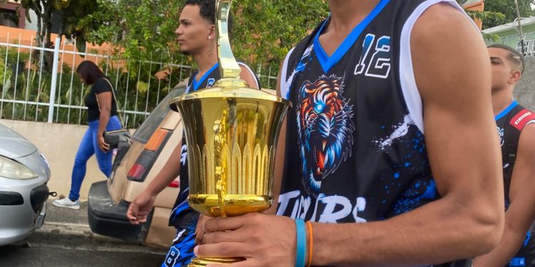Jugadores de los equipos Tigers, Panthers, Estrellas y Atlético Village participan en la ceremonia inaugural del VI Torneo Distrital de Baloncesto La Ciénaga 2026, donde se disputa la Copa La Rubia en un evento dedicado al senador Aneudy Ortiz y avalado por ABOCOA y FEDOMBAL.