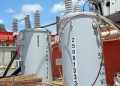 Personal técnico de Edesur instala nuevos transformadores y reemplaza parte de la red eléctrica en el sector Santa Clara, San José de Ocoa, para fortalecer el servicio energético.