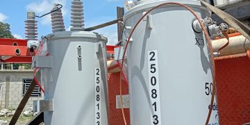 Personal técnico de Edesur instala nuevos transformadores y reemplaza parte de la red eléctrica en el sector Santa Clara, San José de Ocoa, para fortalecer el servicio energético.