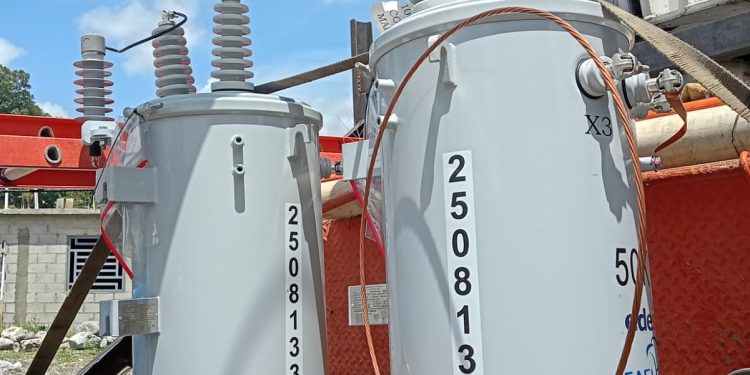 Personal técnico de Edesur instala nuevos transformadores y reemplaza parte de la red eléctrica en el sector Santa Clara, San José de Ocoa, para fortalecer el servicio energético.
